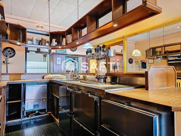 Immeuble "Café avec LICENCE IV et 5 appartements "