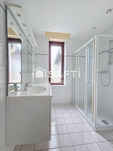 Immeuble "Café avec LICENCE IV et 5 appartements "