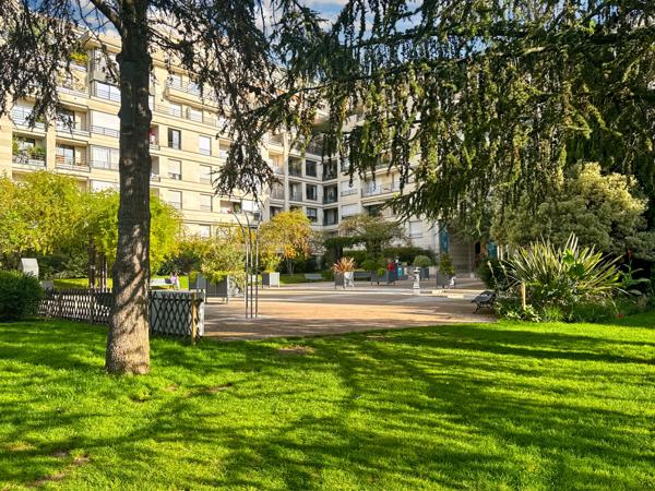 Appartement
         2 pièces
        - 60 m² 595 000 € *