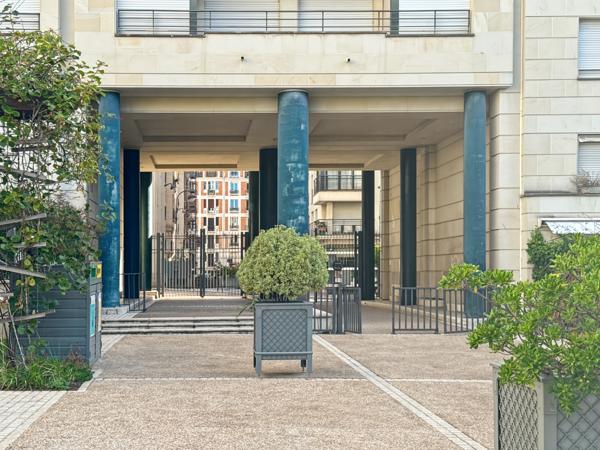 Appartement
         2 pièces
        - 60 m² 595 000 € *