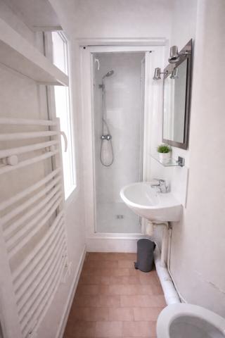 Appartement 2 pièces plein de potentiel – 10e arrondissement, Paris