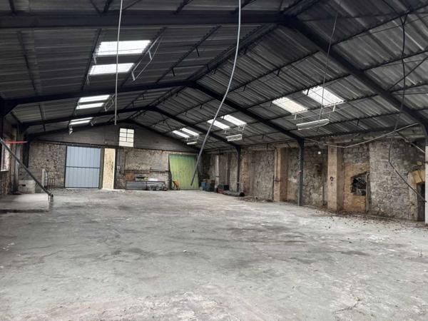 Grange - Saint-cyprien Hangar de plus de 330 m2 idéal pour une activité professionnelle