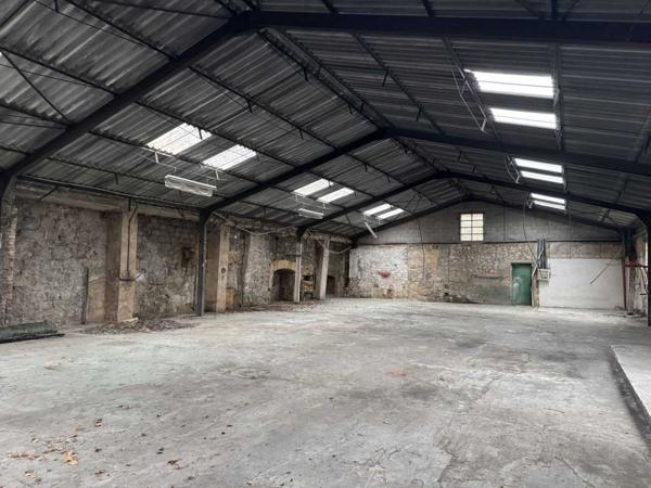 Grange - Saint-cyprien Hangar de plus de 330 m2 idéal pour une activité professionnelle