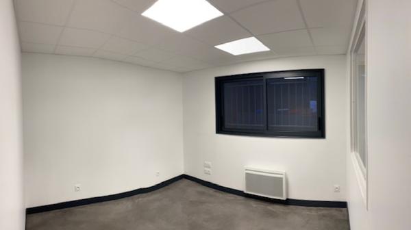 A LOUER - Local d'activité, neuf, 94 m2 - OUEST de NANTES