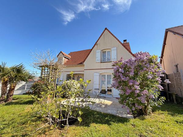 SAINTE GENEVIEVE PROCHE MAGNIFIQUE MAISON INDIVIDUELLE SUR SOUS-SOL TOTAL SEJOUR DOUBLE CUISINE AMENAGEE COIN REPAS 4 CHAMBRES SALLE DE BAINS ET DOUCHE TERRASSES PREAU JARDIN