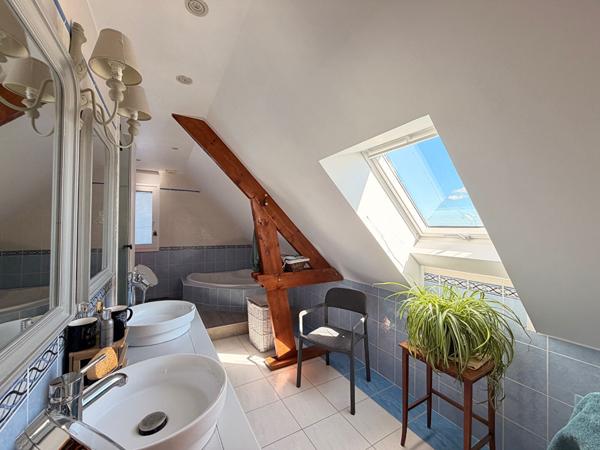 SAINTE GENEVIEVE PROCHE MAGNIFIQUE MAISON INDIVIDUELLE SUR SOUS-SOL TOTAL SEJOUR DOUBLE CUISINE AMENAGEE COIN REPAS 4 CHAMBRES SALLE DE BAINS ET DOUCHE TERRASSES PREAU JARDIN