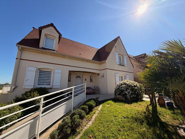 SAINTE GENEVIEVE PROCHE MAGNIFIQUE MAISON INDIVIDUELLE SUR SOUS-SOL TOTAL SEJOUR DOUBLE CUISINE AMENAGEE COIN REPAS 4 CHAMBRES SALLE DE BAINS ET DOUCHE TERRASSES PREAU JARDIN