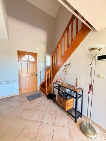 SAINTE GENEVIEVE PROCHE MAGNIFIQUE MAISON INDIVIDUELLE SUR SOUS-SOL TOTAL SEJOUR DOUBLE CUISINE AMENAGEE COIN REPAS 4 CHAMBRES SALLE DE BAINS ET DOUCHE TERRASSES PREAU JARDIN