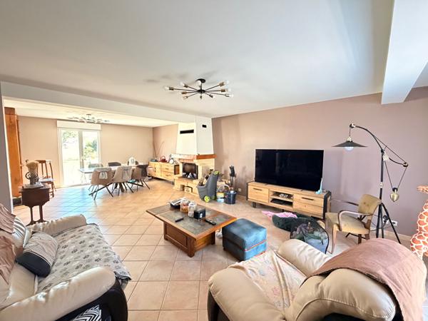 SAINTE GENEVIEVE PROCHE MAGNIFIQUE MAISON INDIVIDUELLE SUR SOUS-SOL TOTAL SEJOUR DOUBLE CUISINE AMENAGEE COIN REPAS 4 CHAMBRES SALLE DE BAINS ET DOUCHE TERRASSES PREAU JARDIN