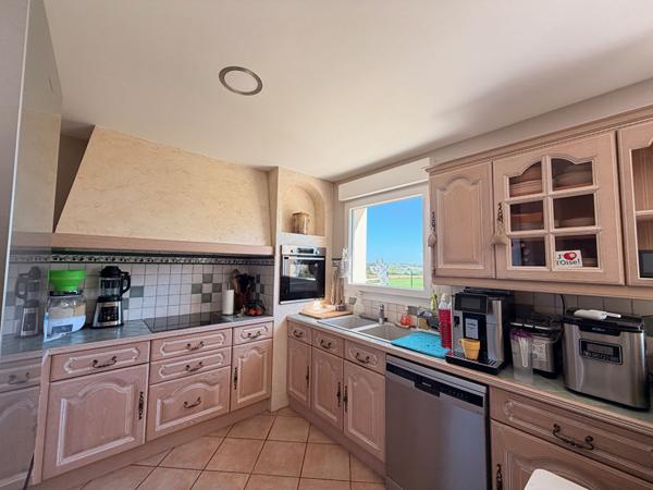 SAINTE GENEVIEVE PROCHE MAGNIFIQUE MAISON INDIVIDUELLE SUR SOUS-SOL TOTAL SEJOUR DOUBLE CUISINE AMENAGEE COIN REPAS 4 CHAMBRES SALLE DE BAINS ET DOUCHE TERRASSES PREAU JARDIN