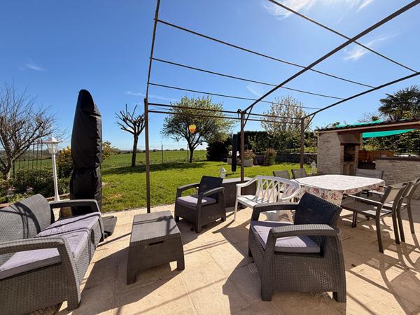 SAINTE GENEVIEVE PROCHE MAGNIFIQUE MAISON INDIVIDUELLE SUR SOUS-SOL TOTAL SEJOUR DOUBLE CUISINE AMENAGEE COIN REPAS 4 CHAMBRES SALLE DE BAINS ET DOUCHE TERRASSES PREAU JARDIN