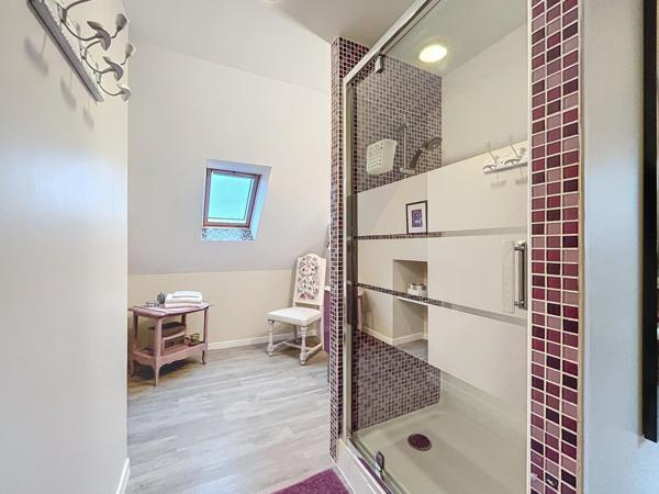 Propriété de caractère, dépendances, piscine et 4 hectares dans un cadre bucolique et idyllique