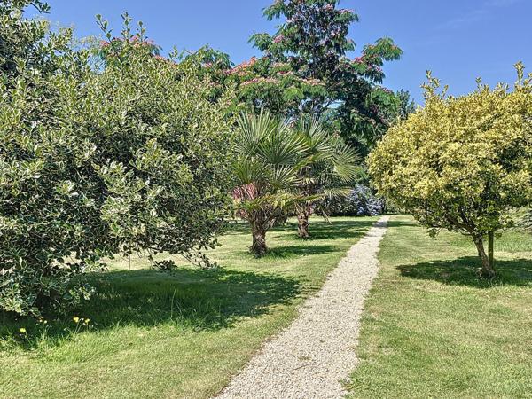 Propriété de caractère, dépendances, piscine et 4 hectares dans un cadre bucolique et idyllique