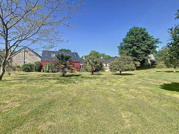 Propriété de caractère, dépendances, piscine et 4 hectares dans un cadre bucolique et idyllique