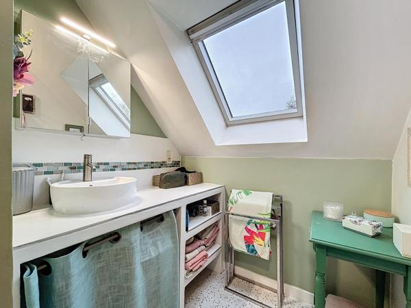 Propriété de caractère, dépendances, piscine et 4 hectares dans un cadre bucolique et idyllique