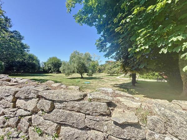 Propriété de caractère, dépendances, piscine et 4 hectares dans un cadre bucolique et idyllique