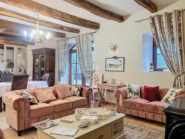 Propriété de caractère, dépendances, piscine et 4 hectares dans un cadre bucolique et idyllique