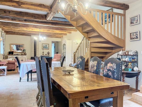 Propriété de caractère, dépendances, piscine et 4 hectares dans un cadre bucolique et idyllique