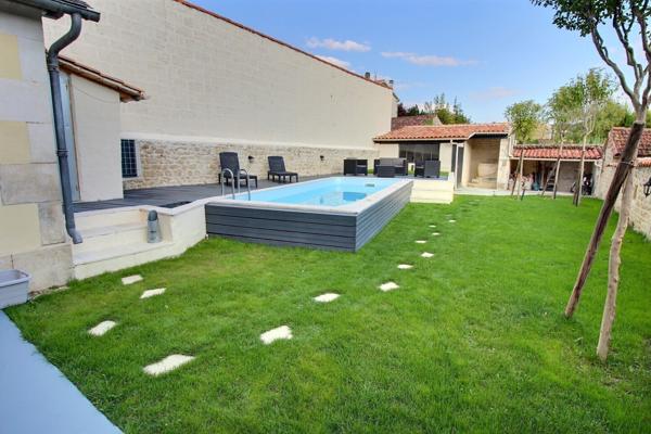 Maison de charme avec piscine – Saint-Jean-d’Angély centre