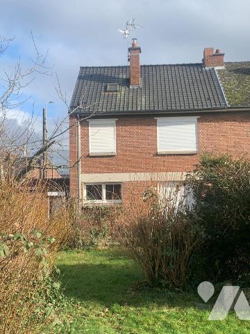 Maison semi-individuelle bâtie sur 571m² offrant:
- Rez-de-chaussée: entrée, salon/séjour, cui...