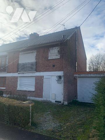 Maison semi-individuelle bâtie sur 571m² offrant:
- Rez-de-chaussée: entrée, salon/séjour, cui...