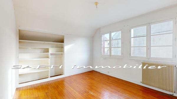 Maison non mitoyenne avec 3/4 chambres + sous-sol total / 737m2 de terrain constructible avec garage