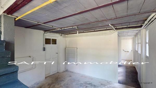 Maison non mitoyenne avec 3/4 chambres + sous-sol total / 737m2 de terrain constructible avec garage