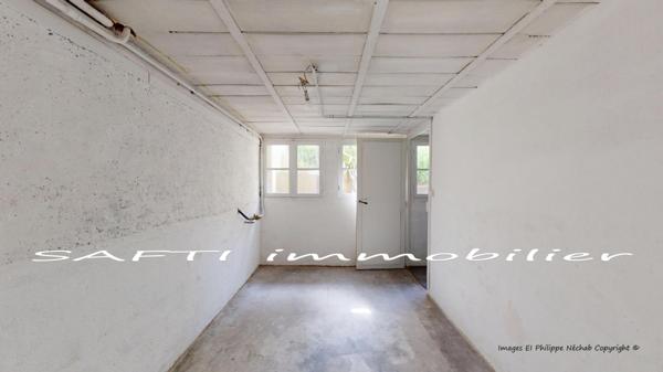 Maison non mitoyenne avec 3/4 chambres + sous-sol total / 737m2 de terrain constructible avec garage