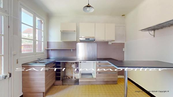 Maison non mitoyenne avec 3/4 chambres + sous-sol total / 737m2 de terrain constructible avec garage