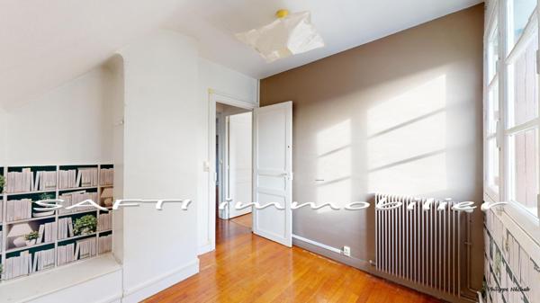 Maison non mitoyenne avec 3/4 chambres + sous-sol total / 737m2 de terrain constructible avec garage