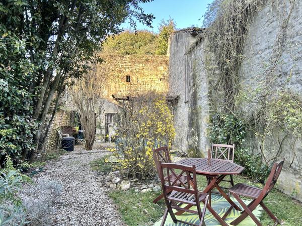 Café / salon de thé avec logement 3 chambres et jardin – Fort potentiel à Sauzé-Vaussais
