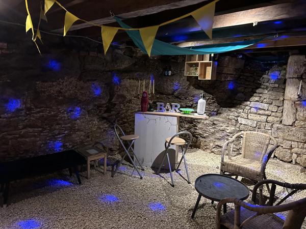 Café / salon de thé avec logement 3 chambres et jardin – Fort potentiel à Sauzé-Vaussais