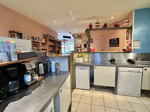 Café / salon de thé avec logement 3 chambres et jardin – Fort potentiel à Sauzé-Vaussais