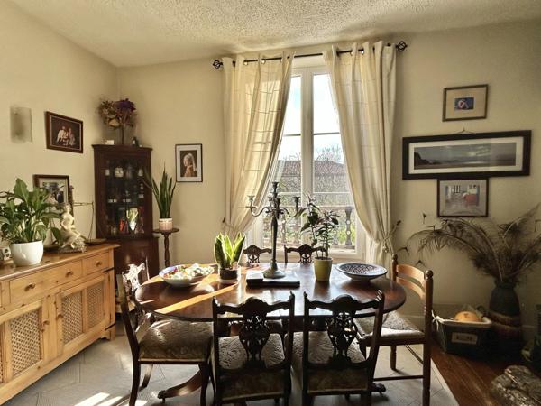 Café / salon de thé avec logement 3 chambres et jardin – Fort potentiel à Sauzé-Vaussais