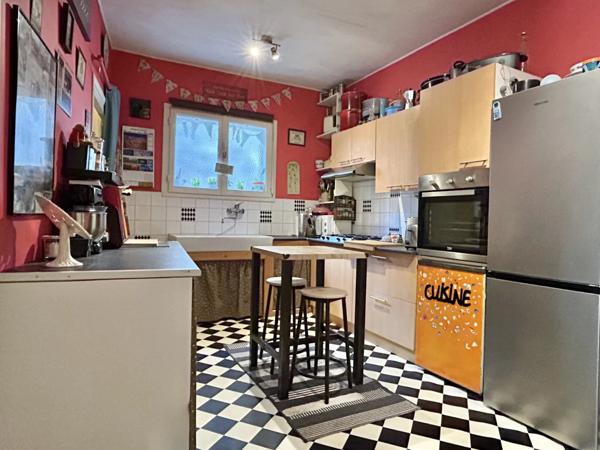 Café / salon de thé avec logement 3 chambres et jardin – Fort potentiel à Sauzé-Vaussais