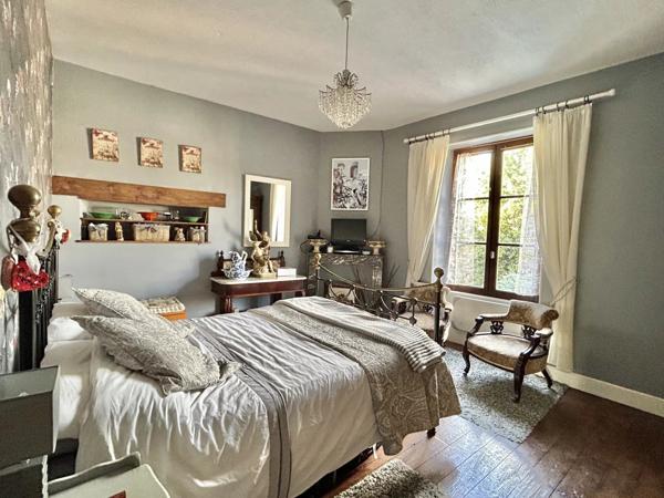 Café / salon de thé avec logement 3 chambres et jardin – Fort potentiel à Sauzé-Vaussais