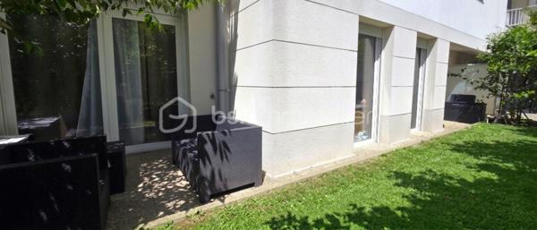 Idéalement situé à la limite immédiate de Chelles, découvrez cet appartement de 3 pièces offrant un cadre de vie exceptionnel, alliant le confort du moderne et le privilège d'un espace extérieur unique. Situé au rez-de-chaussée d'une résidence de standing de moins de 5 ans, ce bien bénéficie encore de la garantie décennale et des dernières normes énergétiques, garantissant une parfaite isolation et de faibles charges. L'appartement, dans un état d'entretien absolument irréprochable, s'ouvre sur une superbe pièce de vie combinant un séjour chaleureux et une cuisine ouverte moderne et conviviale. Un dégagement fonctionnel, optimisé par de grands placards de rangement intégrés, dessert ensuite deux belles chambres confortables ainsi qu'une salle de bains contemporaine. Le véritable point fort et atout maître de ce bien réside dans son magnifique jardin privatif de 34 m². Véritable prolongement des pièces de vie, la totalité de l'appartement comprenant le séjour-cuisine ainsi que les deux chambres s'ouvre directement sur cet extérieur, offrant une luminosité constante et une configuration rare sur le marché, idéale pour profiter pleinement des beaux jours. Au quotidien, vous profiterez d'un emplacement stratégique avec toutes les commodités à proximité immédiate : commerces de quartier, supermarchés, écoles, ainsi que les transports en commun avec des arrêts de bus au pied de la résidence pour faciliter tous vos déplacements, sans oublier un accès rapide aux axes routiers majeurs. Une place de parking sécurisée en sous-sol complète les prestations haut de gamme de ce bien où aucun travail n'est à prévoir. Une opportunité rare à visiter sans tarder.