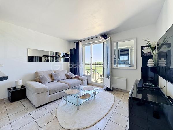 Neauphle-le-Château – Centre village

Dans un environnement calme et sans vis-à-vis, venez découvrir ce charmant appartement T2 de 35 m², situé au 1er étage d’une petite copropriété.

Il se compose d’un beau séjour lumineux avec cuisine ouverte équipée, offrant un espace de vie agréable et fonctionnel. Côté nuit, vous trouverez une chambre avec placard intégré, ainsi qu’une salle de bain avec WC.

Une place de parking complète ce bien.

Les + :

Emplacement recherché, en plein cœur du village
Aucun vis-à-vis
Toutes commodités accessibles à pied
Idéal premier achat ou investissement locatif

Un bien rare sur le secteur, à visiter sans tarder !
SARA RODRIGUES
BSK IMMOBILIER
0633820735