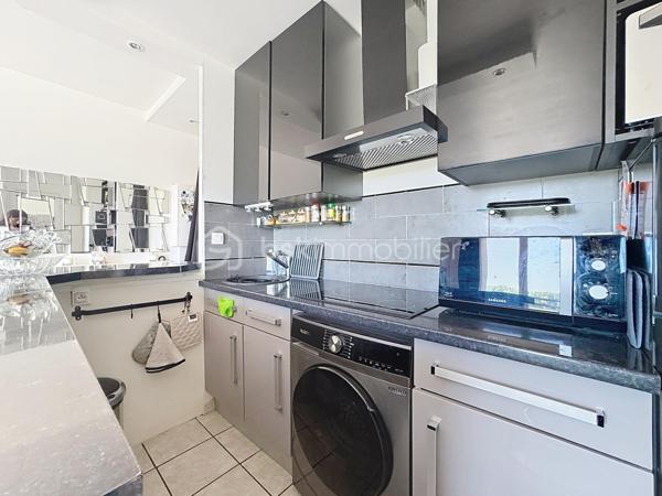 Neauphle-le-Château – Centre village

Dans un environnement calme et sans vis-à-vis, venez découvrir ce charmant appartement T2 de 35 m², situé au 1er étage d’une petite copropriété.

Il se compose d’un beau séjour lumineux avec cuisine ouverte équipée, offrant un espace de vie agréable et fonctionnel. Côté nuit, vous trouverez une chambre avec placard intégré, ainsi qu’une salle de bain avec WC.

Une place de parking complète ce bien.

Les + :

Emplacement recherché, en plein cœur du village
Aucun vis-à-vis
Toutes commodités accessibles à pied
Idéal premier achat ou investissement locatif

Un bien rare sur le secteur, à visiter sans tarder !
SARA RODRIGUES
BSK IMMOBILIER
0633820735