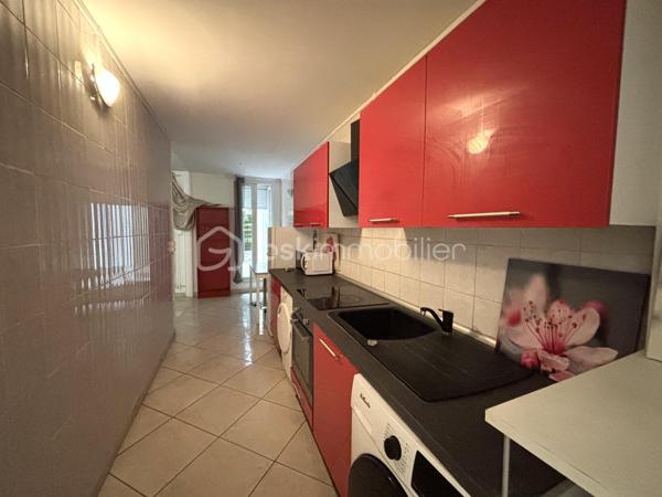 Sur la commune de Evry , secteur les Pyramides , Quai aux fleurs , Venez découvrir cet appartement de 79 m2 , 3 pièces , 2 chambres . 

Au RDC sur d'un immeuble de 6 étages datent de 1974 , venez découvrir ce spacieux appartement bien agencée , idéal pour une famille . 

Entrée , séjour lumineux donnant accès au jardin , cuisine séparée , aménagée et équipée , un couloir desservant , wc séparé , une salle d'eau avec douche à l'italienne , deux chambres de belles dimensions . 

Aucuns travaux à prévoir , posez vos valises ! 

Le plus : un jardin de 75 m2 pour profitez de moment en famille . 

- Double vitrage PVC 
- Chauffage au sol
- Porte blindée 
- Accès PMR

Charges de copropriété : 260 euros / mois 
Taxe foncière : 1300 euros  / an 

Proche de toute les commodités , crèche , école maternelle , école primaire , collège , lycée , lycée pro , Gare RER , l'agora à 2 min à pied .

Un appartement agréable entouré de verdures !
