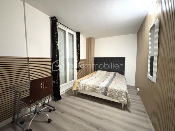 Sur la commune de Evry , secteur les Pyramides , Quai aux fleurs , Venez découvrir cet appartement de 79 m2 , 3 pièces , 2 chambres . 

Au RDC sur d'un immeuble de 6 étages datent de 1974 , venez découvrir ce spacieux appartement bien agencée , idéal pour une famille . 

Entrée , séjour lumineux donnant accès au jardin , cuisine séparée , aménagée et équipée , un couloir desservant , wc séparé , une salle d'eau avec douche à l'italienne , deux chambres de belles dimensions . 

Aucuns travaux à prévoir , posez vos valises ! 

Le plus : un jardin de 75 m2 pour profitez de moment en famille . 

- Double vitrage PVC 
- Chauffage au sol
- Porte blindée 
- Accès PMR

Charges de copropriété : 260 euros / mois 
Taxe foncière : 1300 euros  / an 

Proche de toute les commodités , crèche , école maternelle , école primaire , collège , lycée , lycée pro , Gare RER , l'agora à 2 min à pied .

Un appartement agréable entouré de verdures !