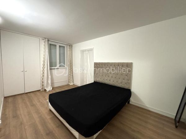 Sur la commune de Evry , secteur les Pyramides , Quai aux fleurs , Venez découvrir cet appartement de 79 m2 , 3 pièces , 2 chambres . 

Au RDC sur d'un immeuble de 6 étages datent de 1974 , venez découvrir ce spacieux appartement bien agencée , idéal pour une famille . 

Entrée , séjour lumineux donnant accès au jardin , cuisine séparée , aménagée et équipée , un couloir desservant , wc séparé , une salle d'eau avec douche à l'italienne , deux chambres de belles dimensions . 

Aucuns travaux à prévoir , posez vos valises ! 

Le plus : un jardin de 75 m2 pour profitez de moment en famille . 

- Double vitrage PVC 
- Chauffage au sol
- Porte blindée 
- Accès PMR

Charges de copropriété : 260 euros / mois 
Taxe foncière : 1300 euros  / an 

Proche de toute les commodités , crèche , école maternelle , école primaire , collège , lycée , lycée pro , Gare RER , l'agora à 2 min à pied .

Un appartement agréable entouré de verdures !