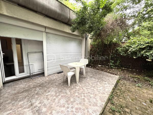 Sur la commune de Evry , secteur les Pyramides , Quai aux fleurs , Venez découvrir cet appartement de 79 m2 , 3 pièces , 2 chambres . 

Au RDC sur d'un immeuble de 6 étages datent de 1974 , venez découvrir ce spacieux appartement bien agencée , idéal pour une famille . 

Entrée , séjour lumineux donnant accès au jardin , cuisine séparée , aménagée et équipée , un couloir desservant , wc séparé , une salle d'eau avec douche à l'italienne , deux chambres de belles dimensions . 

Aucuns travaux à prévoir , posez vos valises ! 

Le plus : un jardin de 75 m2 pour profitez de moment en famille . 

- Double vitrage PVC 
- Chauffage au sol
- Porte blindée 
- Accès PMR

Charges de copropriété : 260 euros / mois 
Taxe foncière : 1300 euros  / an 

Proche de toute les commodités , crèche , école maternelle , école primaire , collège , lycée , lycée pro , Gare RER , l'agora à 2 min à pied .

Un appartement agréable entouré de verdures !