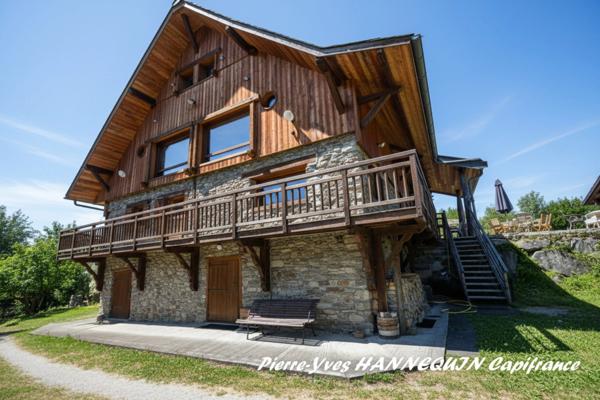 Chalet d’exception rénové avec vue dominante + grange à fort potentiel – Ugine