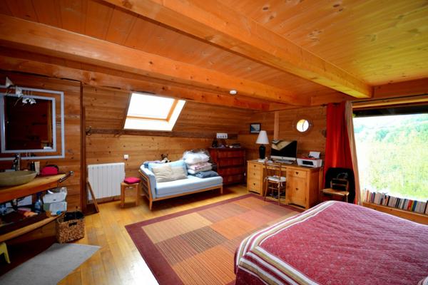 Chalet d’exception rénové avec vue dominante + grange à fort potentiel – Ugine