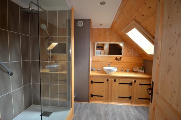 Chalet d’exception rénové avec vue dominante + grange à fort potentiel – Ugine