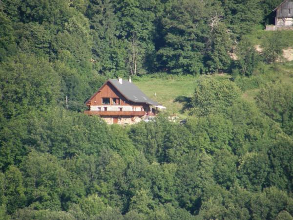 Chalet d’exception rénové avec vue dominante + grange à fort potentiel – Ugine