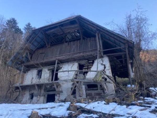 Chalet d’exception rénové avec vue dominante + grange à fort potentiel – Ugine