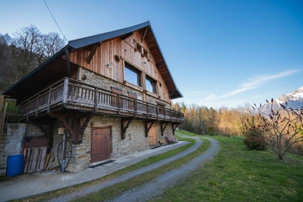 Chalet d’exception rénové avec vue dominante + grange à fort potentiel – Ugine
