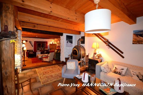 Chalet d’exception rénové avec vue dominante + grange à fort potentiel – Ugine